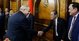 Paşinyana qadın yaylığı bağışlanıb Kuryoz