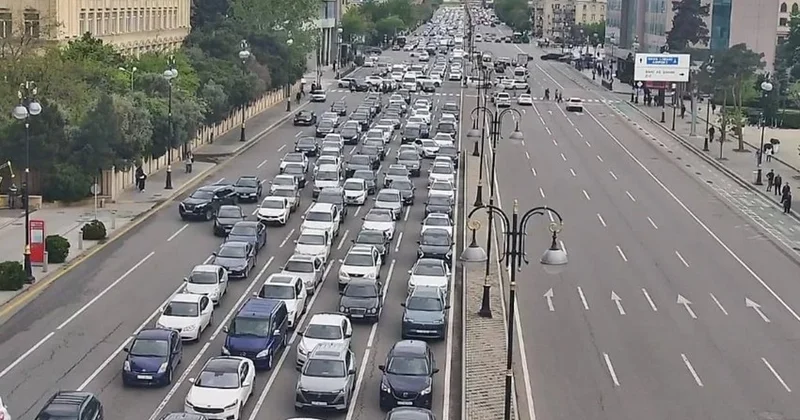 Bakının bir sıra yollarında nəqliyyatın sıxlığı müşahidə olunur
