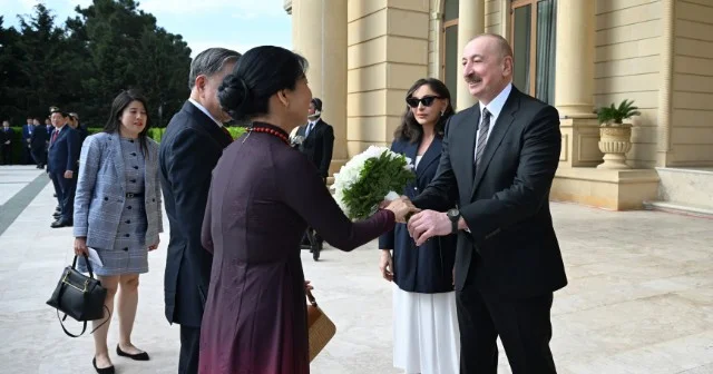 Prezident və ailə üzvləri To Lamla xanımının rəsm sərgisi ilə tanış oldular