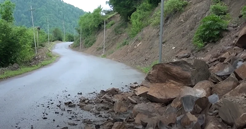 Astarada yağışdan sonra yaranan TƏHLÜKƏ: Maşınlar sıradan çıxıb