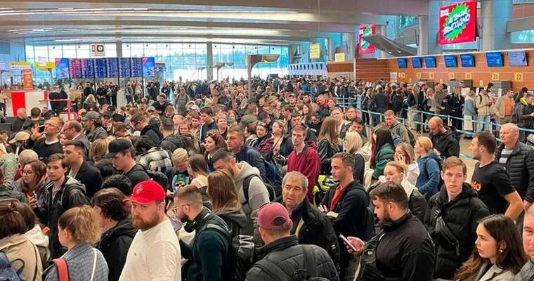 MOSKVA “İFLİC” OLUB Aeroportlarda kollaps yaşanır, internet və rabitə bərbad vəziyyətdədir (FOTO)