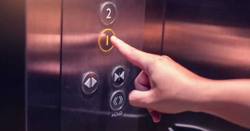 Bir yaşlı uşağı liftində elektrik cərəyanı vurub