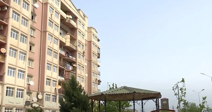 Сырость и зловоние: жильцы социального дома в бакинском поселке бьют тревогу