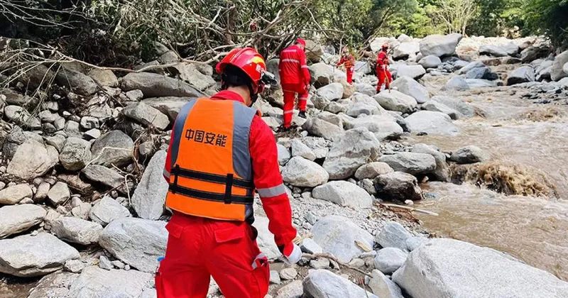 В Китае дерево спасло туриста, упавшего с высоты 200 метров