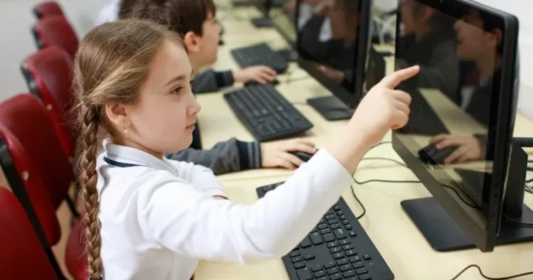 Məktəblərdə hər şagirdə kompüter veriləcək? AÇIQLAMA