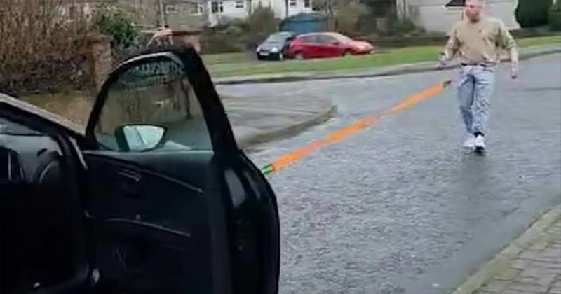 Kişi polis avtomobilini penisi ilə sürüdü