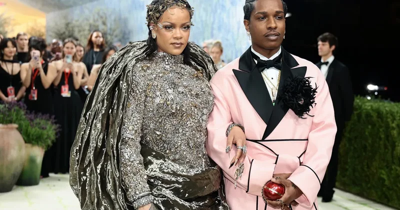 Rihanna əkizlərə hamilədir? Foto