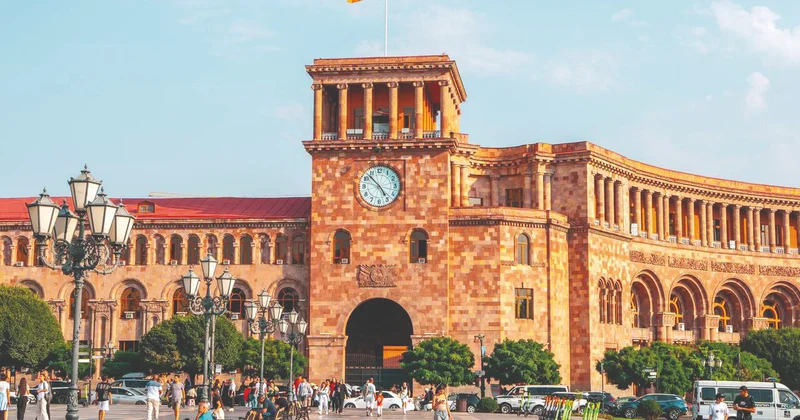 Kreml Ermənistanı “iki stulda oturmaq” siyasətində ittiham etdi
