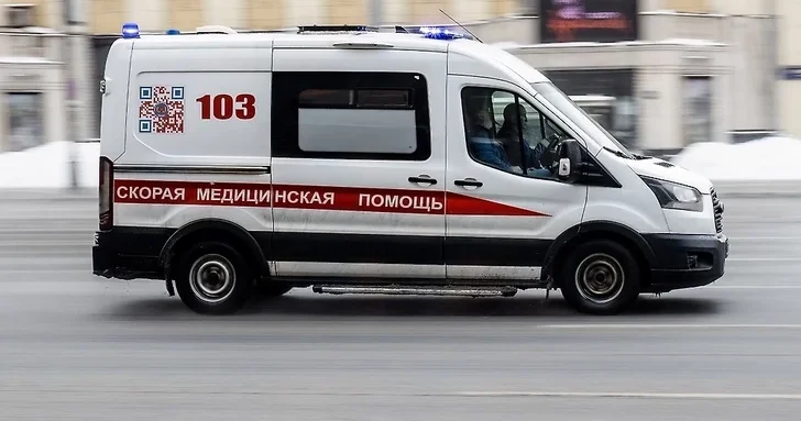В России дрон атаковал служебный микроавтобус, есть погибшая