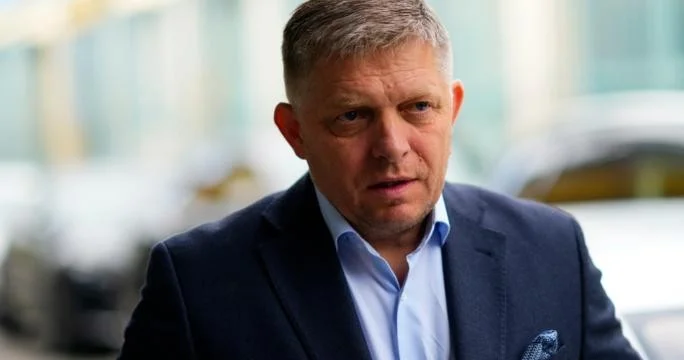 Фицо придется лететь в Москву на парад через четыре европейские страны