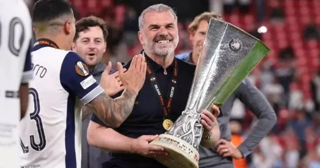 Tottenhem in futbolçularından Postekoqlunun qovulmasına etiraz