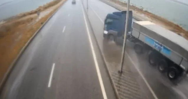 Bakıda Mercedeslə Volkswagen toqquşdu: 3 ölü Video