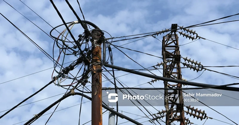 Ağdamda sərxoş kişi yüksəkgərginlikli elektrik dirəyinə çıxdı