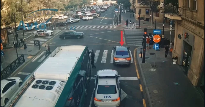 YPX maşınına yol verən sürücüyə cərimə yazıldı VİDEO