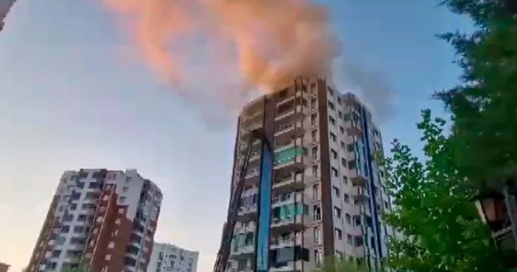 Türkiyədə çoxmərtəbəli bina yanır