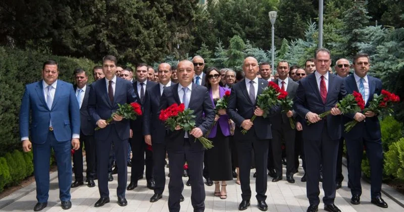 Zaur Mikayılov Heydər Əliyevin xatirəsini yad edib, məzarı önünə əklil və gül dəstələri qoyub FOTO