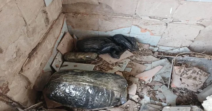 В Сальянском районе изъято более 2,5 кг наркотиков, спрятанных в старом здании