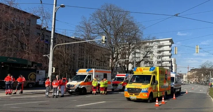 Kişi avtomobili izdihamın üstünə sürdü Arvadı və qızı da yaralandı