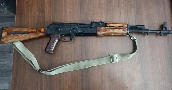 Polis əməkdaşları tərəfindən 1 avtomat, 3 tüfəng aşkar edilərək götürülüb