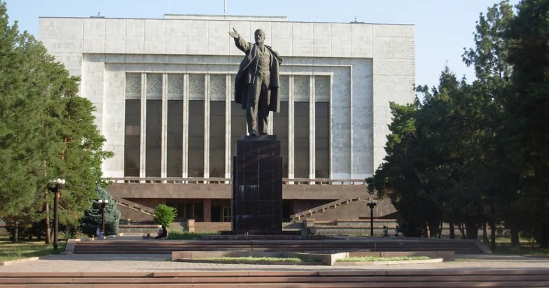 Türk ölkəsindəki Lenin abidəsi söküldü