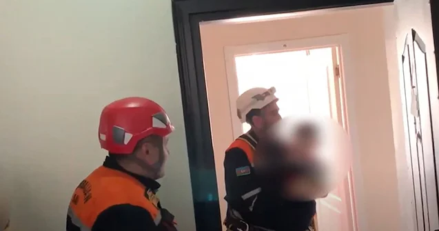 3 və 11 yaşlı uşaqlar bağlı qapı arxasında qaldı Video