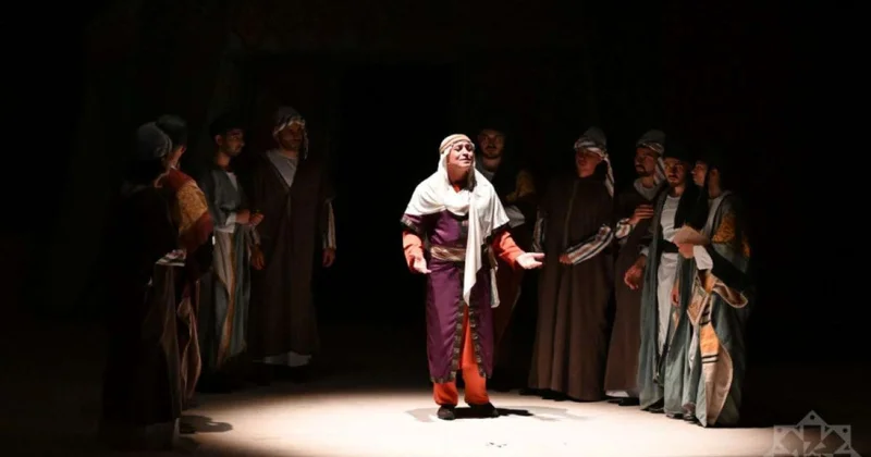 Qocalmış Məcnunun tatulu, şellak dırnaqlı, bronz makiyajlı Leylisi