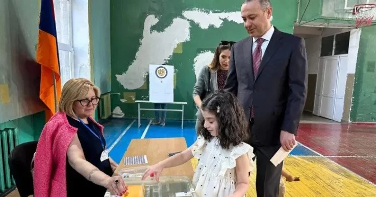 Qriqoryan Şirvanzadə məktəbində səs verdi Divarların vəziyyəti müzakirə mövzusu oldu