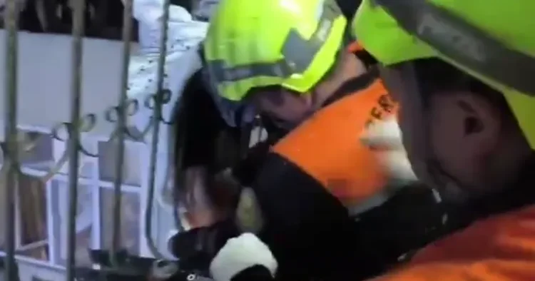 FHN eyvandan yıxılmaq təhlükəsi ilə üzləşən qadını xilas etdi VİDEO