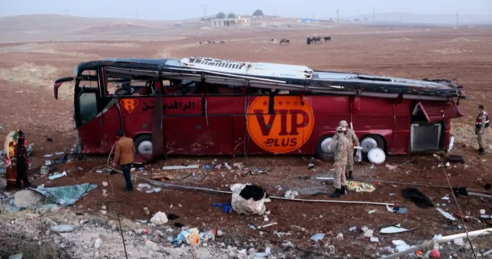 İraqın cənubunda avtobus aşdı: 21 ölü, 19 yaralı