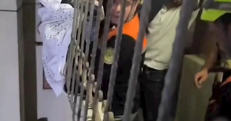Xırdalanda paltar asan qadın yıxıldı Belə qurtarıldı Video