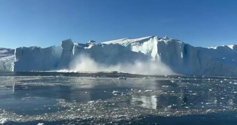Эффектный обвал ледника в Гренландии ВИДЕО