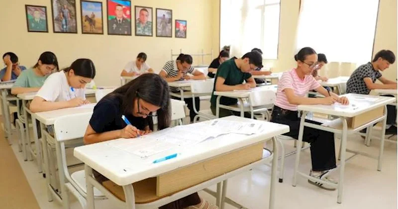 İmtahana “ağıllı” saatla gələn nəzarətçi xaric edildi DİM