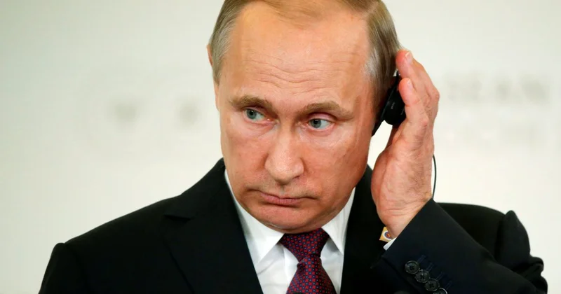 “Sankt Peterburqda Putin Kremlin təbliğatının kritik deqradasiyasını göstərdi“ “The Telegraph“