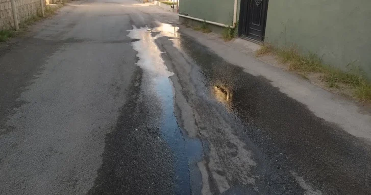 В Баку питьевая вода месяцами течет по улицам, пока жильцы 82 дня страдают от жажды