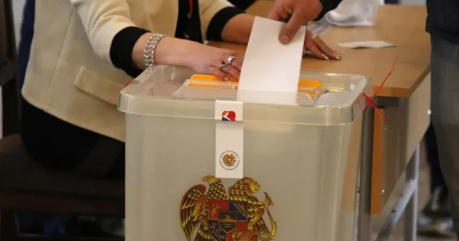 Parlament seçkilərində səsvermə başladı Paşinyanın partiyası qalib gələcəkmi?