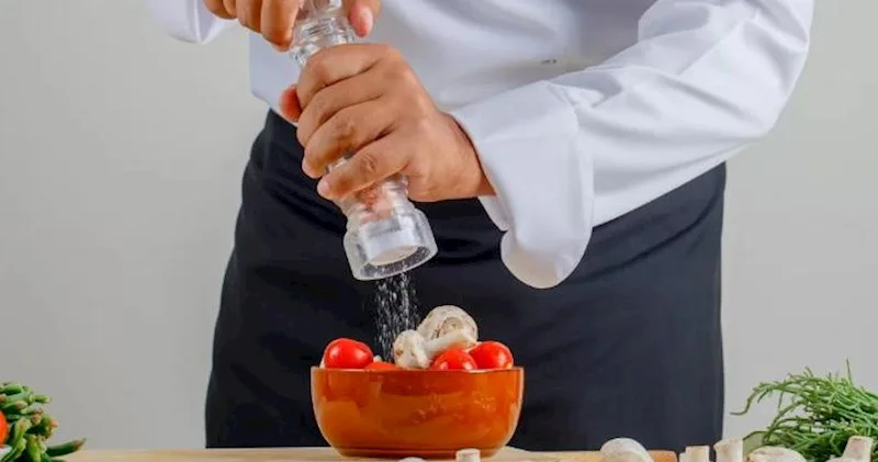 Niyə bəzi insanlar yeməklərinə digərlərindən daha çox duz əlavə edirlər?