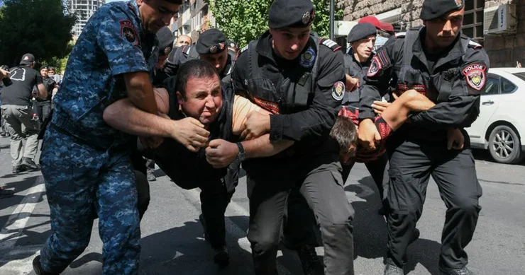 Ermənistanda seçki günü kütləvi həbslər 115 cinayət işi, yüzlərlə saxlanılan var