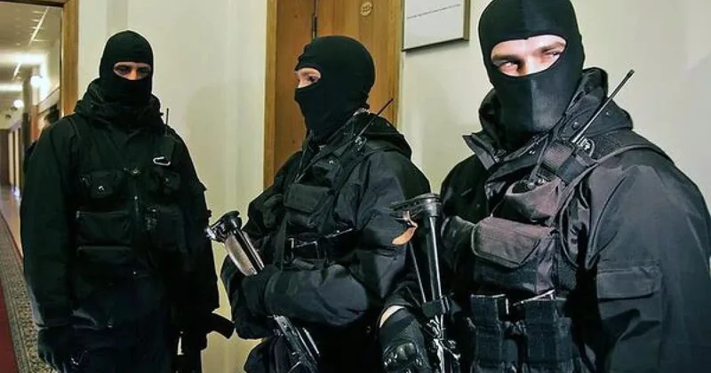 Gümrüdə maskalı şəxslər Güclü Ermənistan ın ofisini mühasirəyə alıb