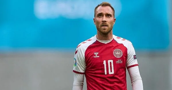 Eriksen huşunu itirərək yıxıldı Video
