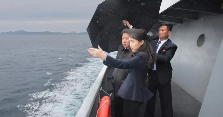 Kim Çen İn Şimali Koreya HDQ nin Kang Kon esminesinin sınaqlarını izləyib