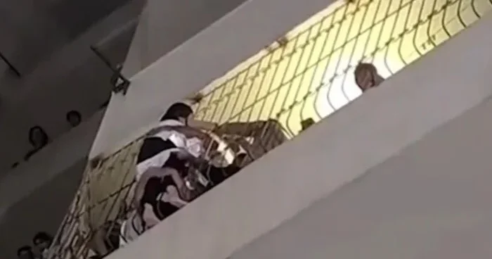 Qadın binadan yıxıldı, 5 ci mərtəbədə asılı qaldı Video