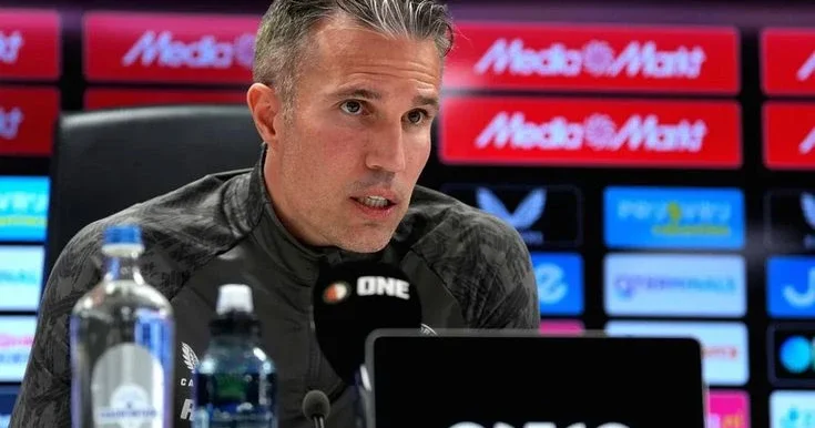 Van Persi “Feyenoord”dan qovuldu