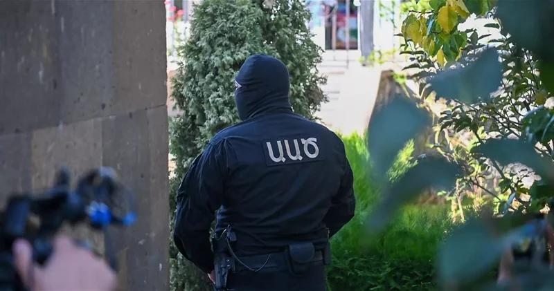 Две главные оппозиционные силы сообщают об обысках в их штабах с утра