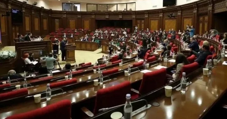 Скандал в парламенте Армении: вице спикер приказал оппозиционеру замолчать в деле о госперевороте