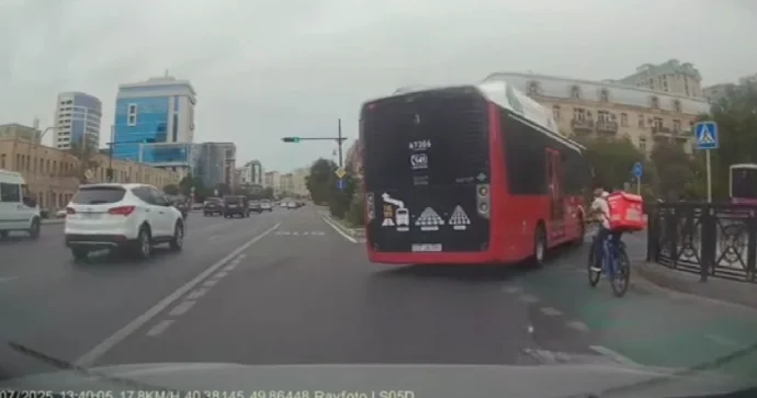 BakuBus sürücüsü qanunda yazılan bu qaydadan xəbəri yoxdur VİDEO