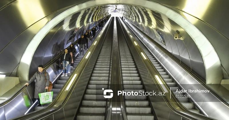 Bakı metrosunda HƏYƏCANLI ANLAR: Ana və övladları eskalatorda yıxıldılar