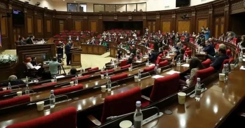 Ermənistan parlamentində vitse spiker və deputat arasında mübahisə olub