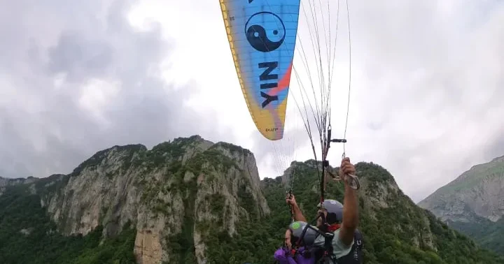 Beşbarmaqda BƏDBƏXT HADİSƏ Paraşütçü yerə çırpıldı