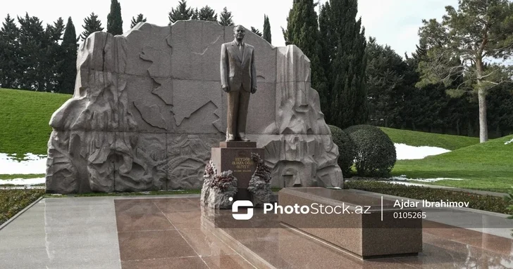 Руководство МИД Азербайджана посетило Аллею почётного захоронения