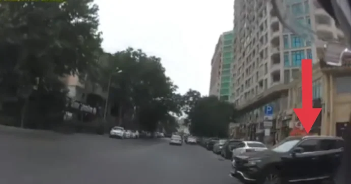 Stop nişanını görməzdən gələn sürücü motosikletlə toqquşdu VİDEO